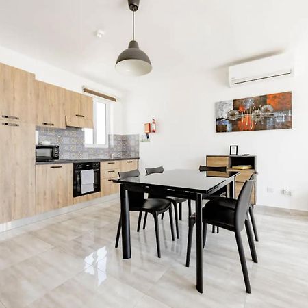 F12 Room 1, Private Room Two Single Beds Shared Bathroom In Shared Flat Msida Exterior foto